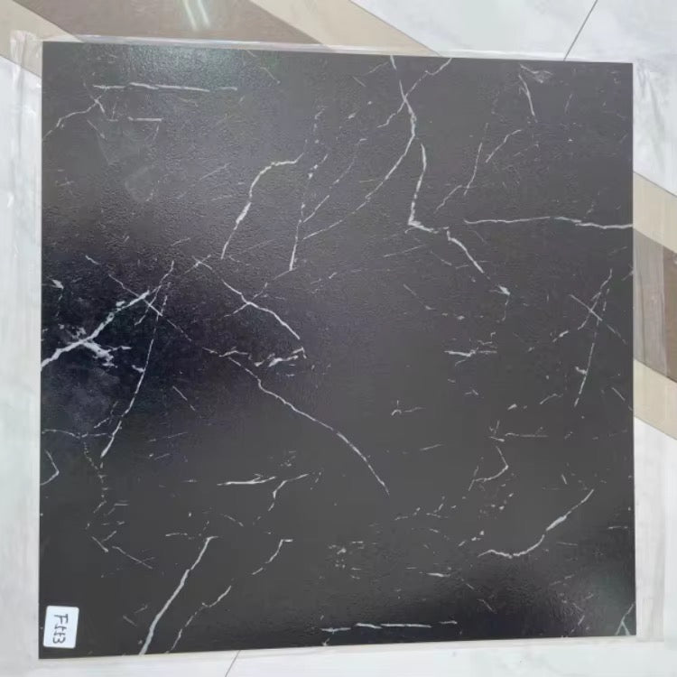 PVC SOL CARRÉ AUTOCOLLANT 60×60 CM – 28 PIÈCES / PAQUET