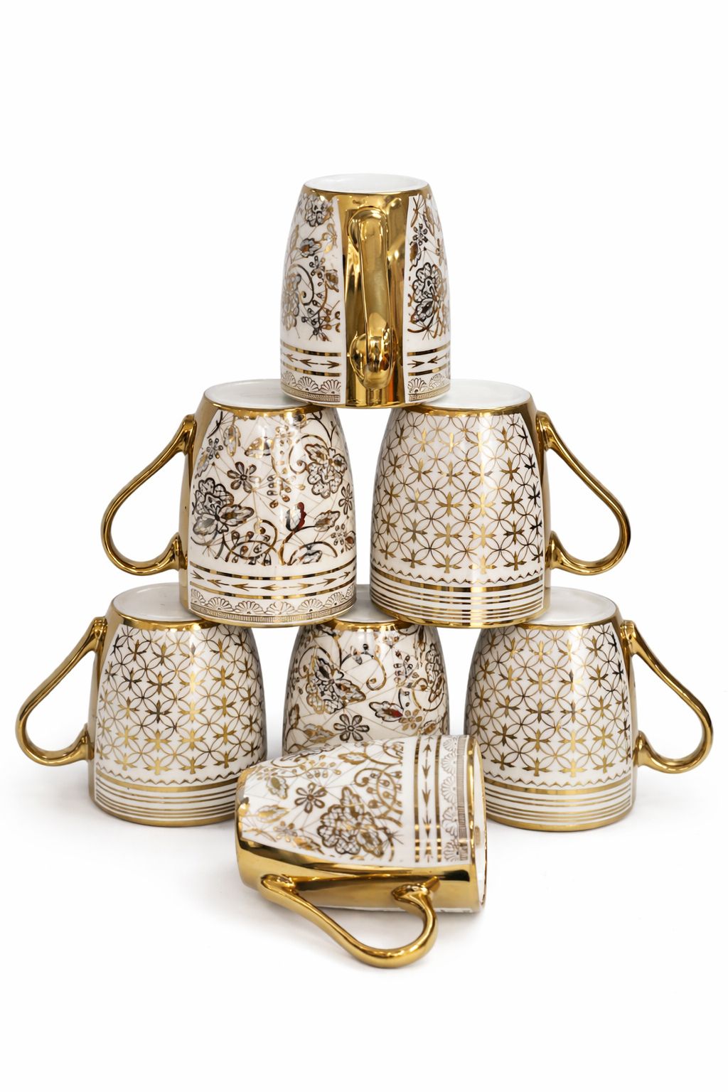 Tasse en porcelaine motif doré